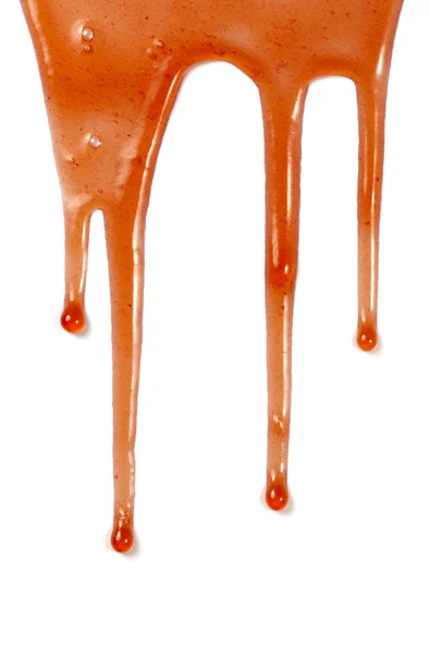 Шоколадный сироп просачивается жидкой клубничной едой — стоковое фото
