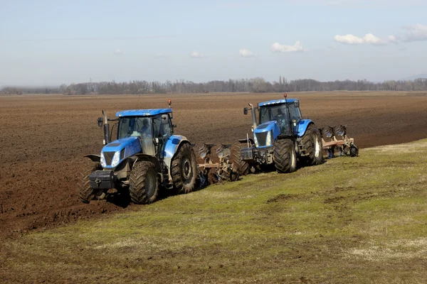 Сільськогосподарський трактор обробляв фланцеве поле овочеве — стокове фото