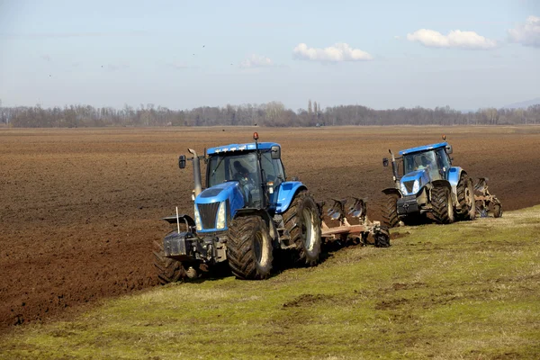 Agriculture tracteur cultivé lanf champ légume — Photo