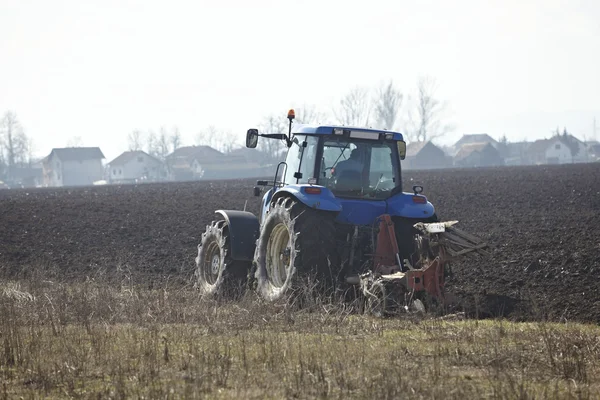 Rolnictwo traktor uprawnych warzywo pole lanf — Zdjęcie stockowe