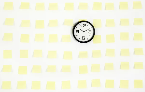 Nota papéis e relógio no negócio parede escritório — Fotografia de Stock