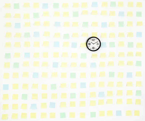 Зауваження папери і годинник на офісному стінному бізнесі — стокове фото