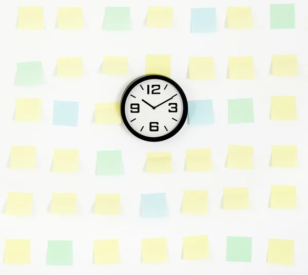 メモ用紙やオフィスの壁の時計 — ストック写真