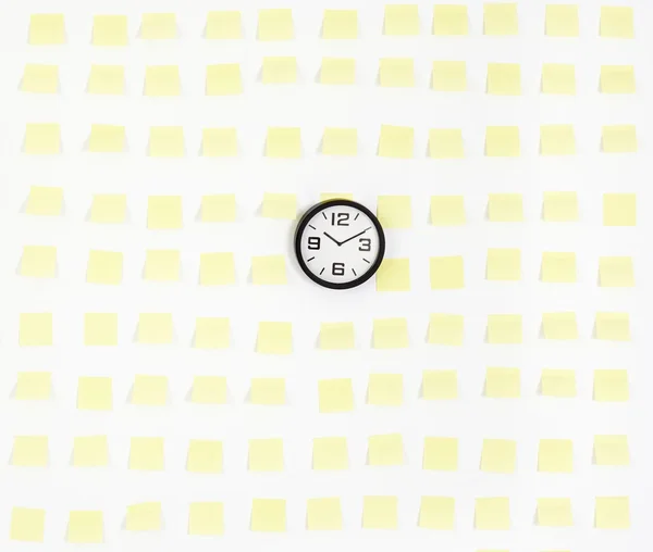Заметки и часы на офисных стенах — стоковое фото