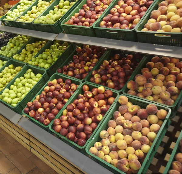 食品市場の果物屋さん — ストック写真