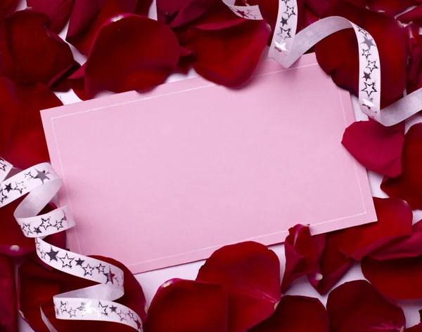Tarjeta de felicitación nota rosa pétalos celebración navidad amor — Foto de Stock