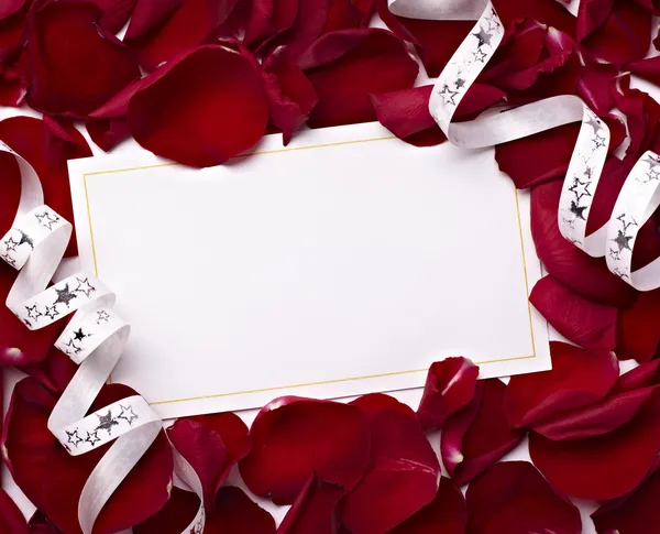 Tarjeta de felicitación nota rosa pétalos celebración navidad amor —  Fotos de Stock