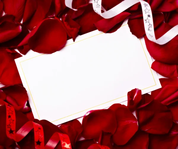 Karty z pozdrowieniami Uwaga róży płatki obchody święta miłości — Zdjęcie stockowe