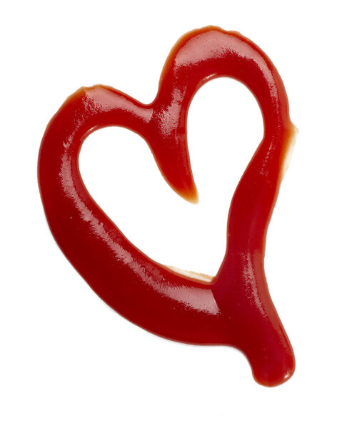 Кетчуп окрашивает сердце в форме любовной еды

