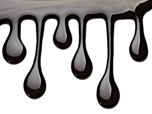 Шоколадный сироп протекает поток сладкой пищи
