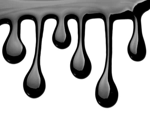 Шоколадный сироп протекает поток сладкой пищи
