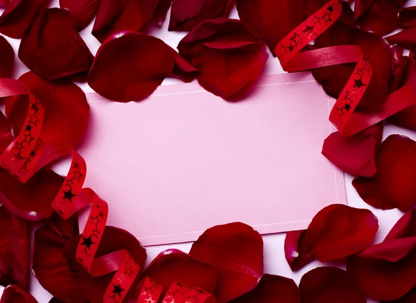 Biglietto di auguri nota petali di rosa celebrazione amore di Natale Foto Stock Royalty Free