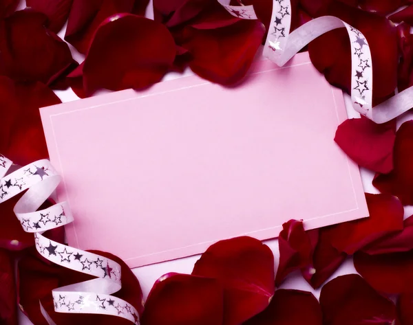Tarjeta de felicitación nota rosa pétalos celebración navidad amor Imágenes de stock libres de derechos