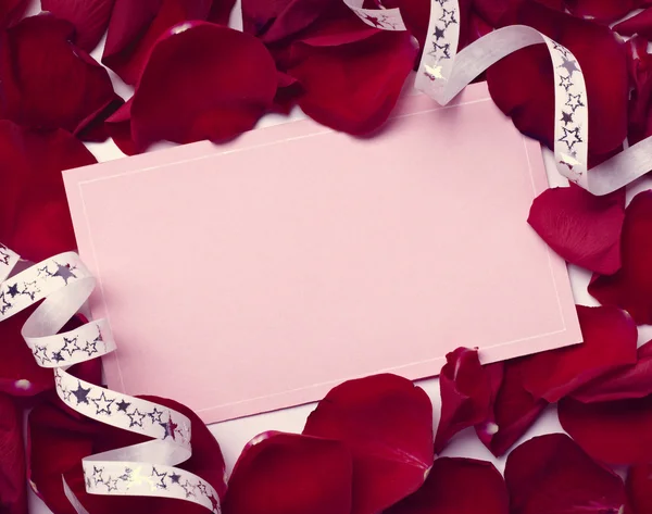 Biglietto di auguri nota petali di rosa celebrazione amore di Natale — Foto Stock
