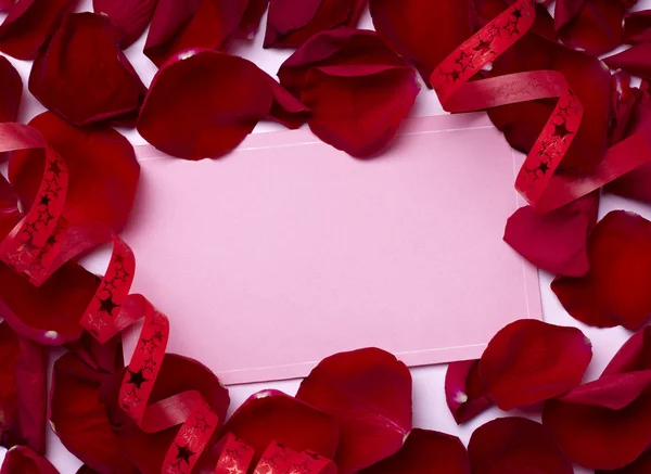 Tarjeta de felicitación nota rosa pétalos celebración navidad amor Fotos de stock libres de derechos