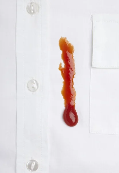 Ketchap macchia bianco incidente camicia — Foto Stock