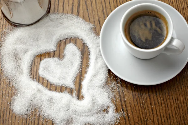 Kalp şeklinde şeker kahve fincan içmek ve aşk — Stok fotoğraf