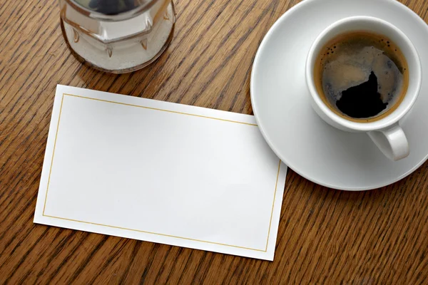 Kaffeebecher-Drink und leere Geldkarte — Stockfoto