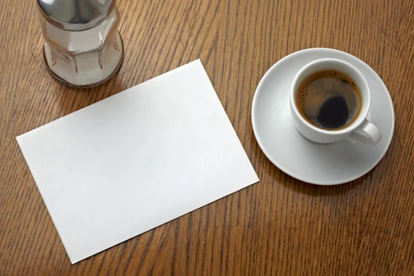 Καφέ φλιτζάνι ποτό και κενό σημείωση κάρτα — Φωτογραφία Αρχείου