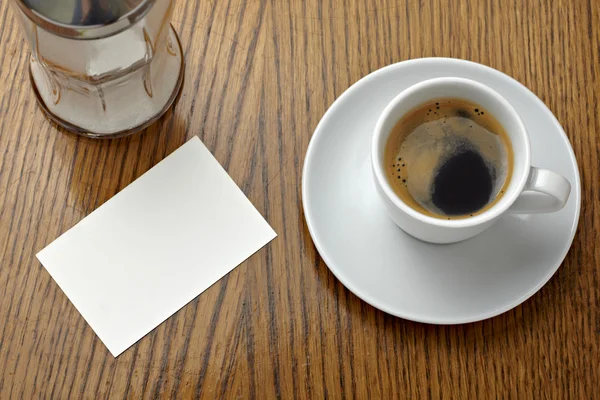 Kahve fincan içmek ve boş not kartı — Stok fotoğraf