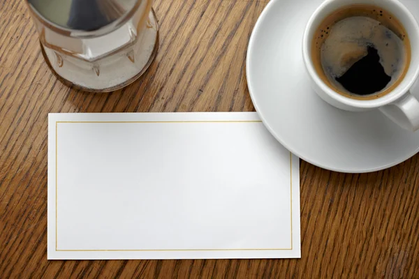 Кофейный стаканчик и чистая карточка — стоковое фото