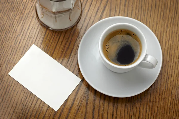Kahve fincan içmek ve boş not kartı — Stok fotoğraf