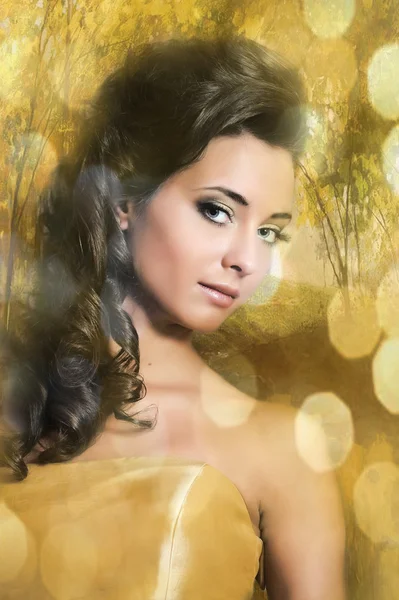 Vacker flicka i gyllene klänning — Stockfoto