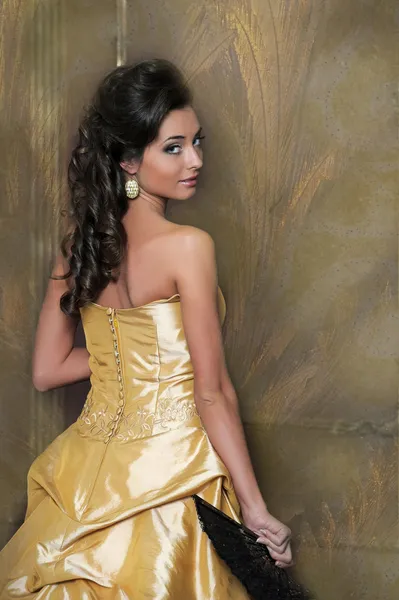 Hermosa chica en vestido dorado — Foto de Stock