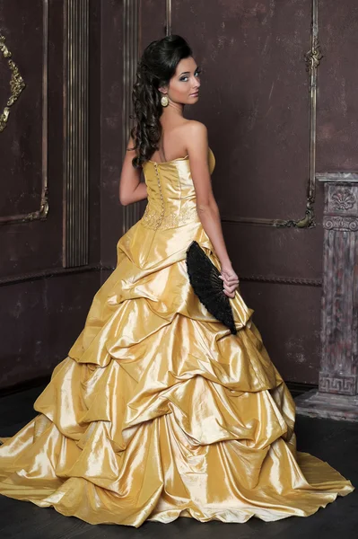 Gadis cantik dengan gaun emas — Stok Foto