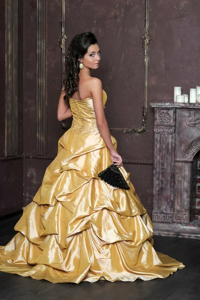 Gyönyörű lány arany ruhában — Stock Fotó