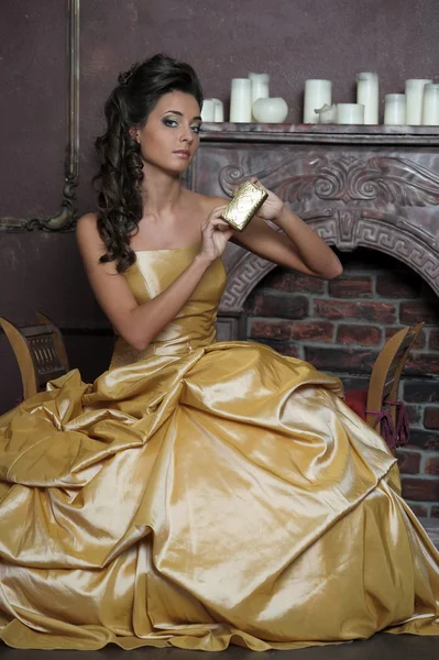 Menina bonita em vestido dourado — Fotografia de Stock