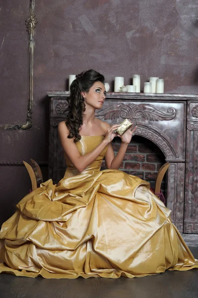 Piękna dziewczyna w złotej sukni — Zdjęcie stockowe