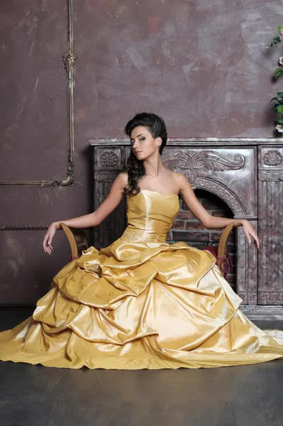 Bella ragazza in abito d'oro — Foto Stock