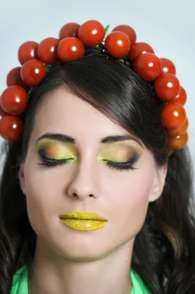 Vegetarian girl with tomato on her head — Stock Photo, Image