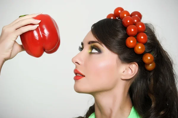 Menina vegetariana com tomate na cabeça — Fotografia de Stock