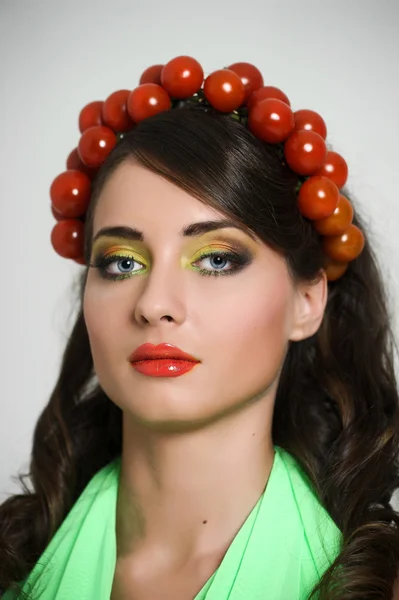 Vegetarische meisje met tomaat op haar hoofd — Stockfoto