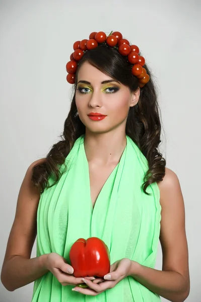 Vegetarische meisje met tomaat op haar hoofd — Stockfoto