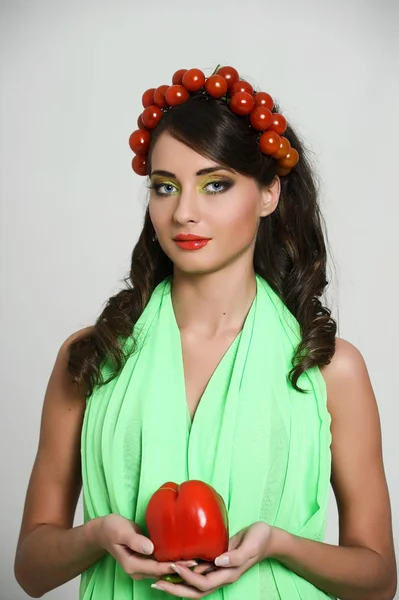 Vegetarisk flicka med tomat på hennes huvud — Stockfoto