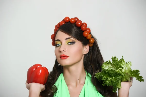 Chica vegetariana con tomate en la cabeza —  Fotos de Stock