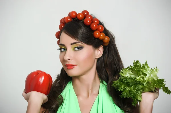 Vegetarierin mit Tomate auf dem Kopf — Stockfoto