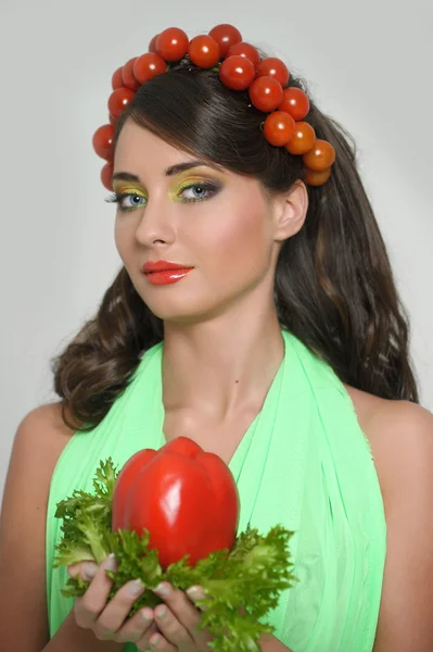 Χορτοφάγος κορίτσι με ντομάτα στο κεφάλι της — Φωτογραφία Αρχείου