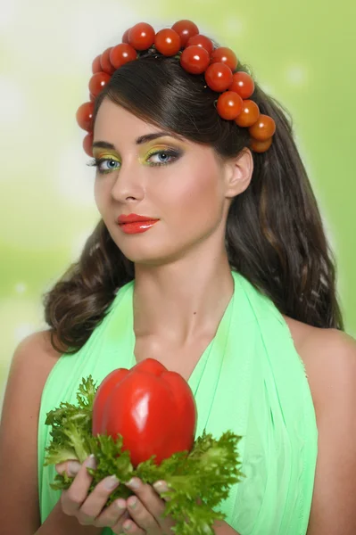 Χορτοφάγος κορίτσι με ντομάτα στο κεφάλι της — Φωτογραφία Αρχείου