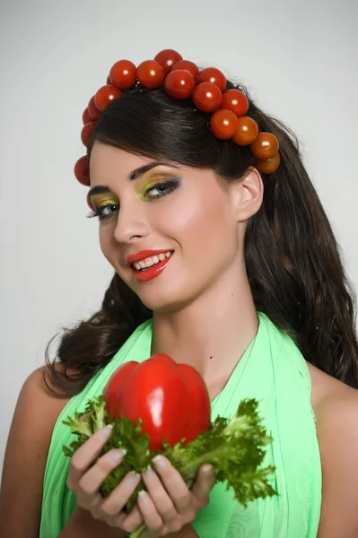 Chica vegetariana con tomate en la cabeza — Foto de Stock
