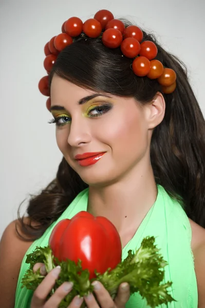 Chica vegetariana con tomate en la cabeza —  Fotos de Stock
