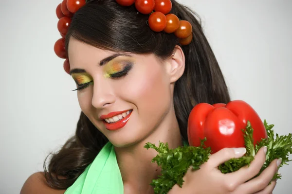 Vegetarian girl with tomato on her head — Stock Photo, Image