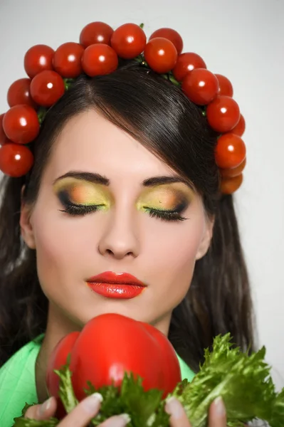 Chica vegetariana con tomate en la cabeza — Foto de Stock