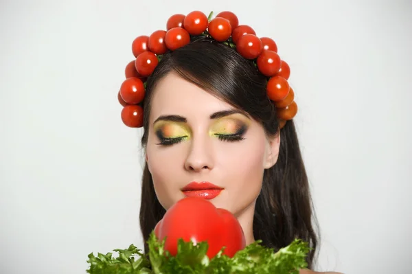 Wegetariańska dziewczyna z pomidorami na głowie — Zdjęcie stockowe