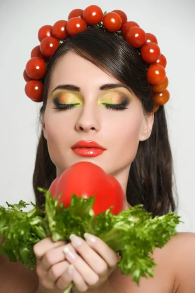 Menina vegetariana com tomate na cabeça — Fotografia de Stock