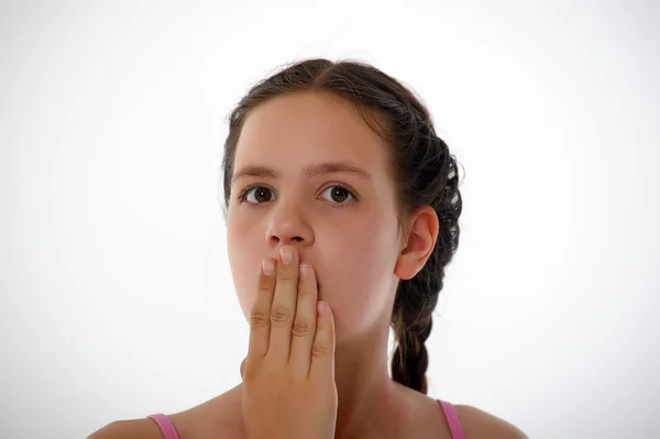 Teen flicka som täcker hennes mun — Stockfoto