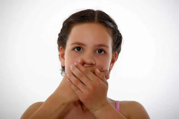 Девочка-подросток прикрывает рот — стоковое фото